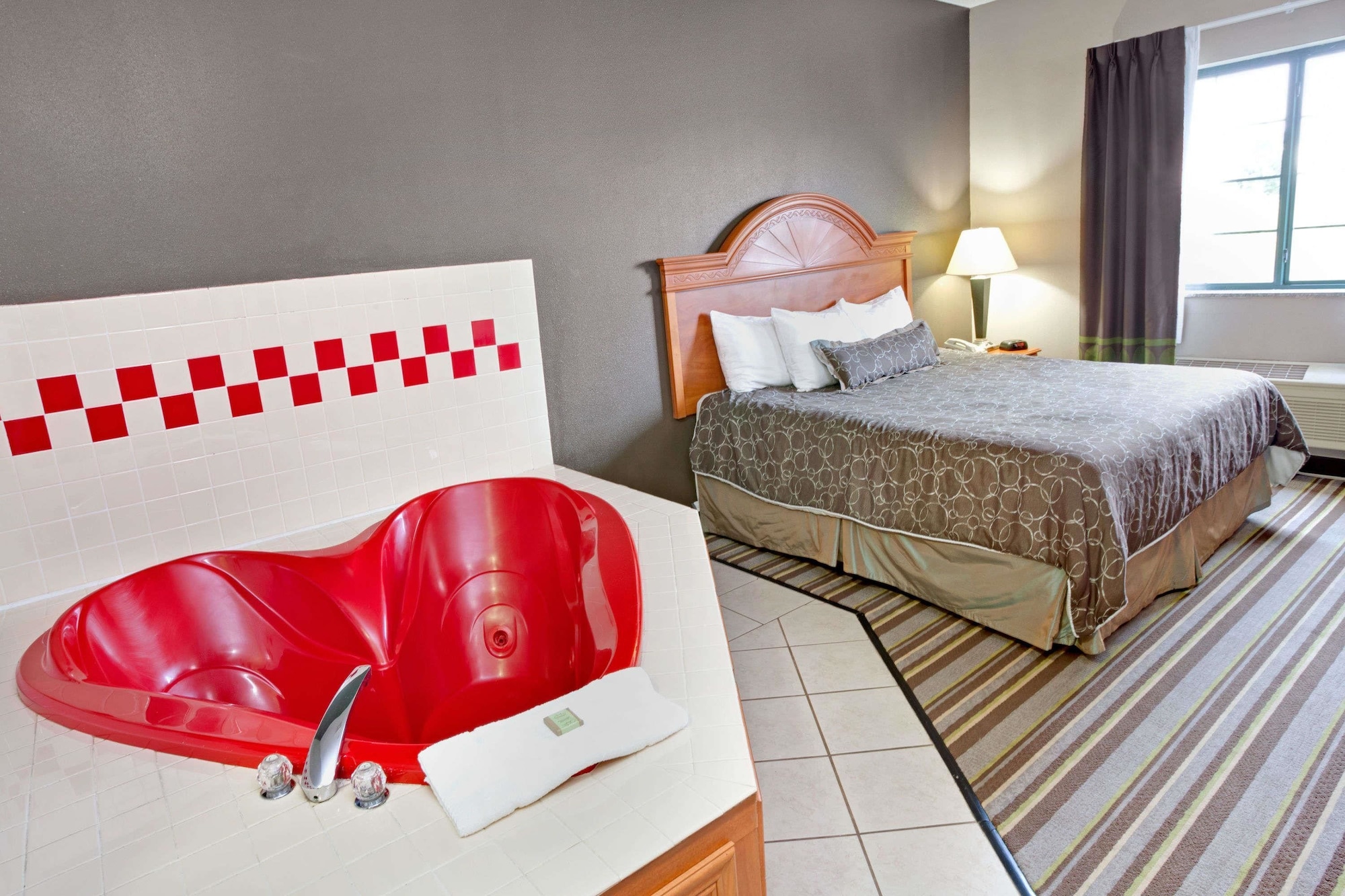 Studio, Suite, King Bed, Pool View