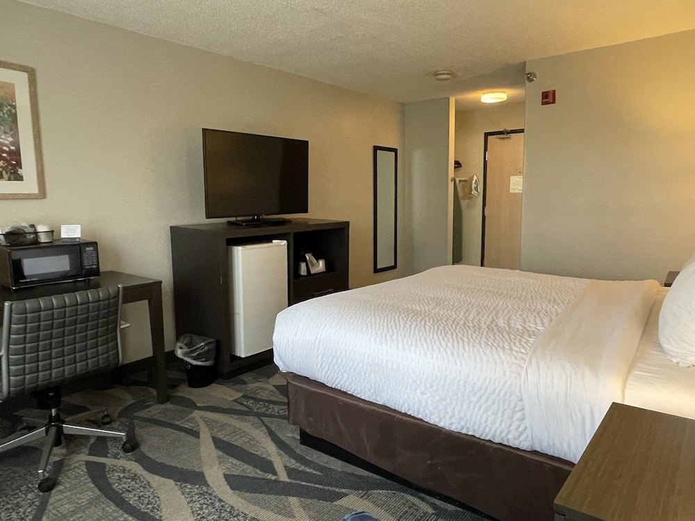 Clarion Pointe Fairborn near Wright Patterson AFB 11/25