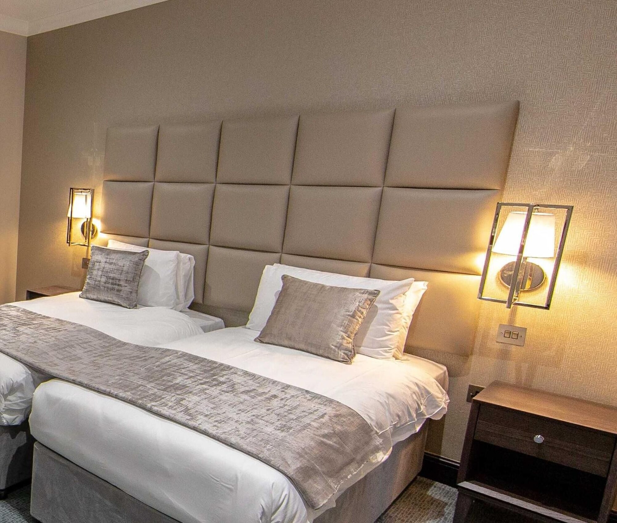 DELUXE, DOUBLE BED