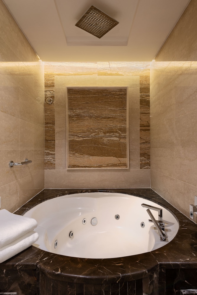 Landmark Premier Hotel Deira 32/65