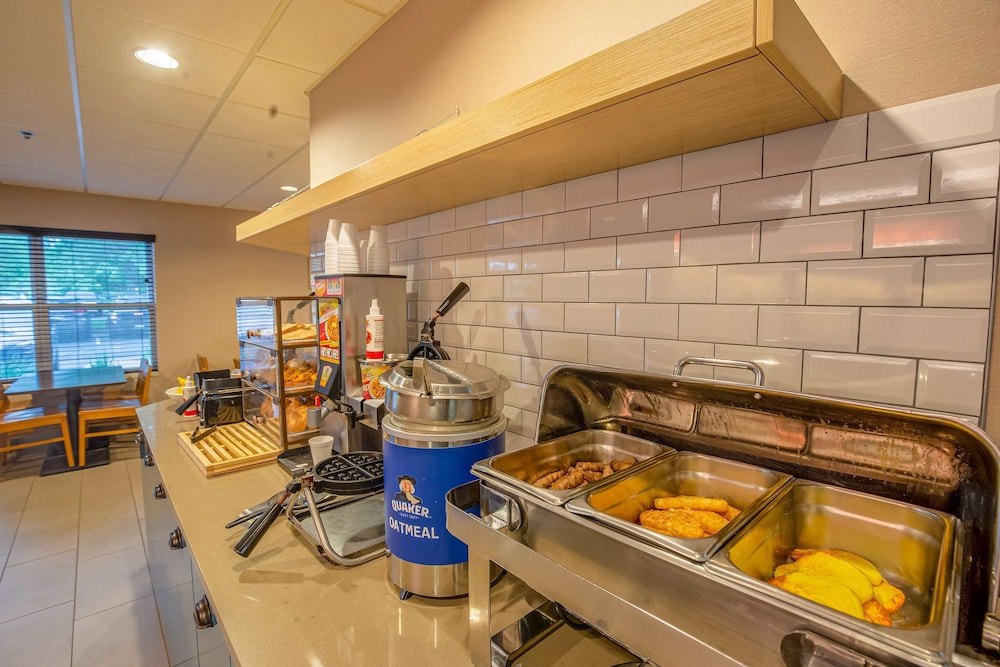 Country Inn & Suites by Radisson, Crystal Lake, IL 30/42