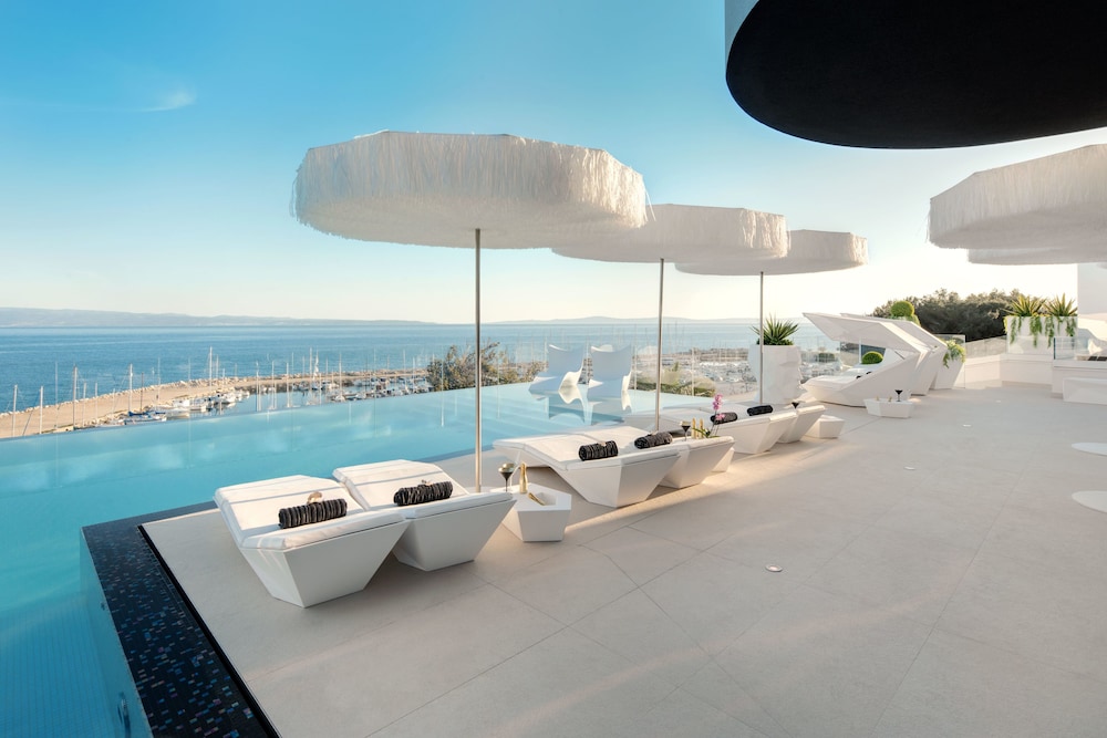 All Suites Hotel Posh 58/65