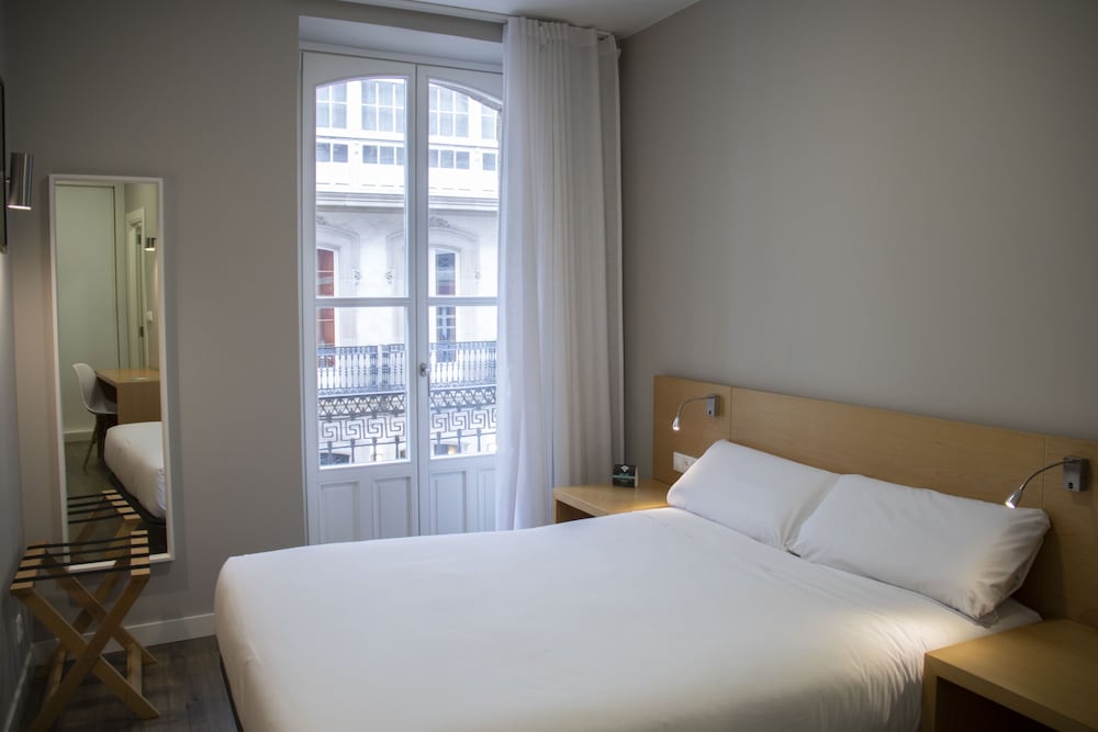 SUPERIOR, DOUBLE OR TWIN BED