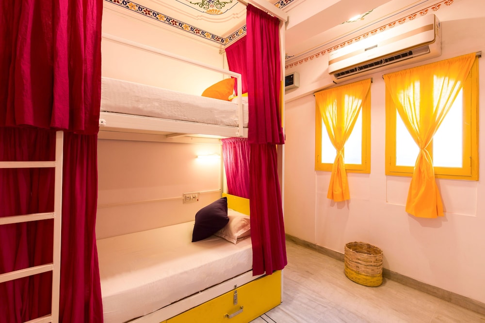 MIXED DORM, 8 BEDS, SHARED BATHROOM