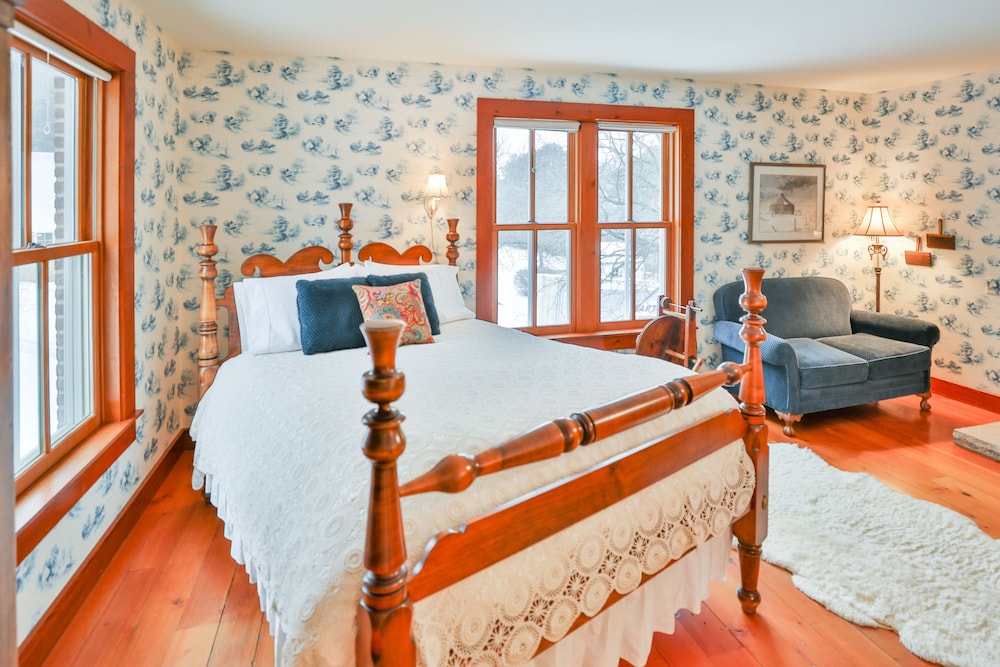 Round Barn Farm B & B Event Center 7/56