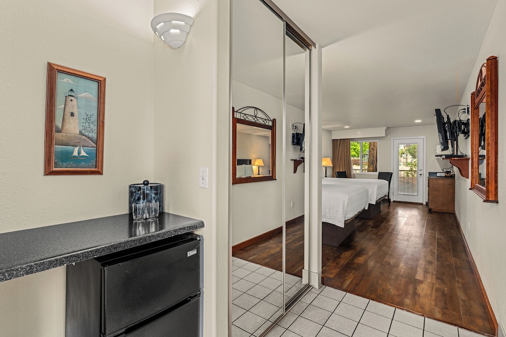 Redwood Hyperion Suites 20/65