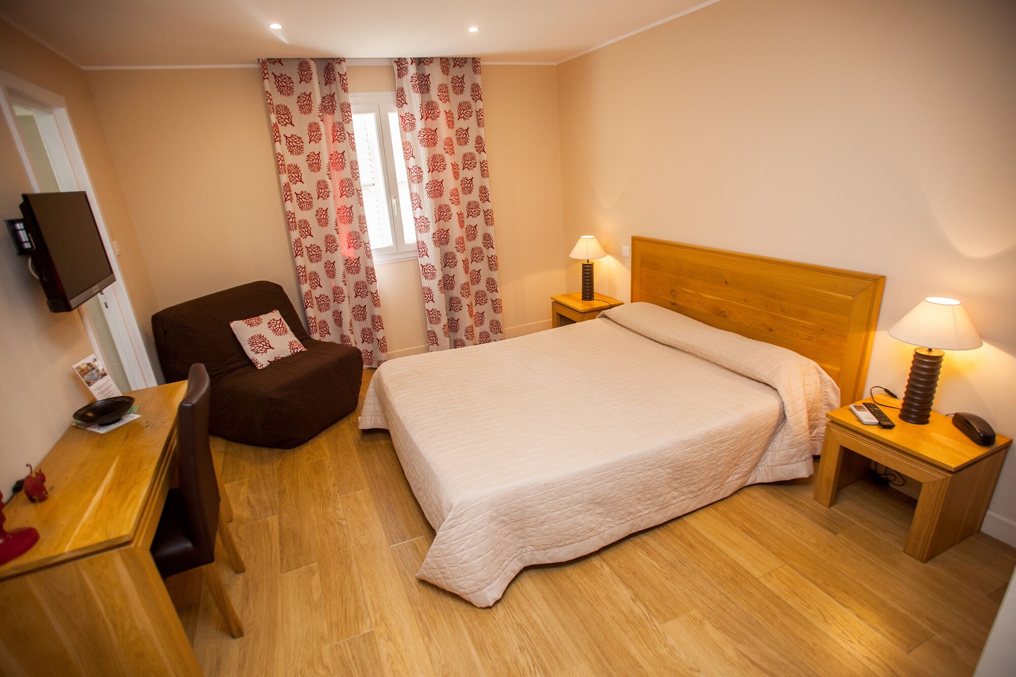 COMFORT, TRIPLE, 1 QUEEN AND 1 SINGLE BED