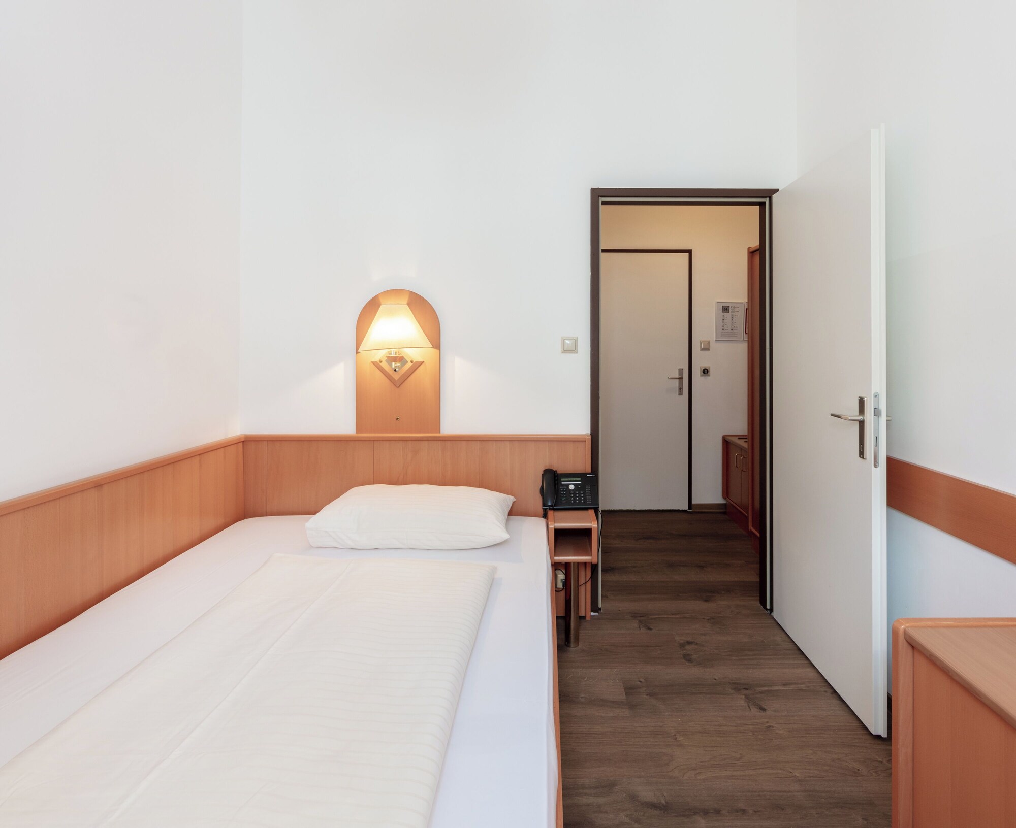 SINGLE ROOM
