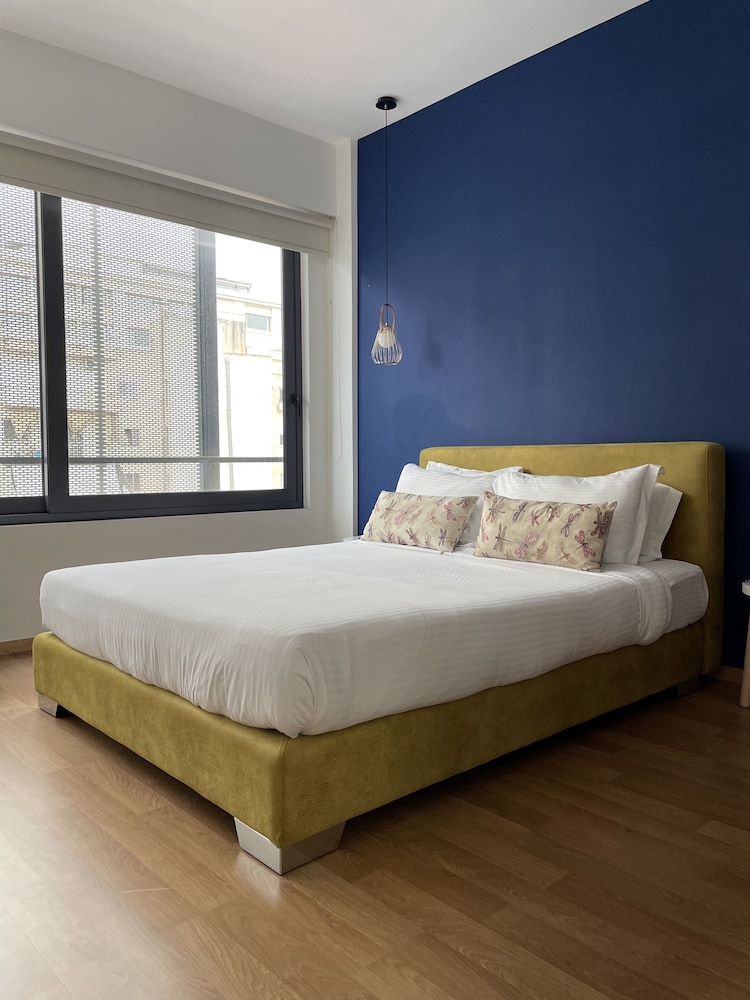 DELUXE, QUEEN BED, SOFA