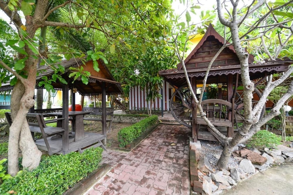 Paradise Resort 33/37