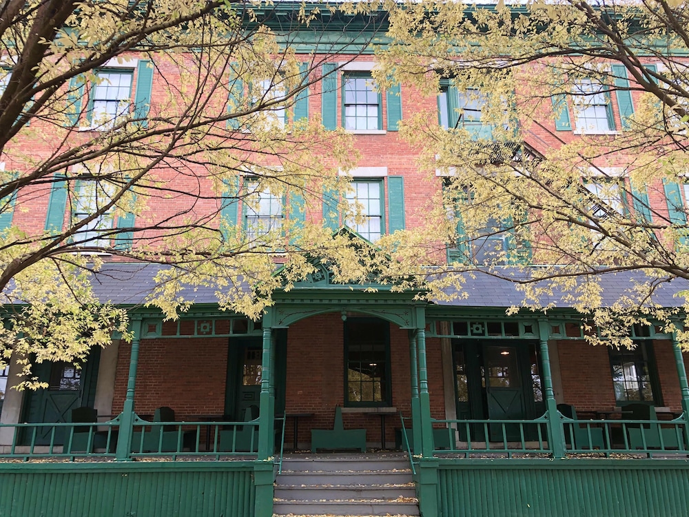 Rogues Harbor Inn 2/50