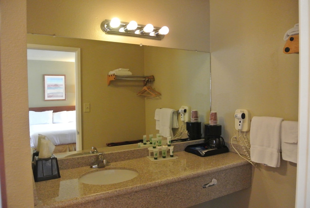 Vino Inn & Suites (ex Rancho Tee Motel) 44/63