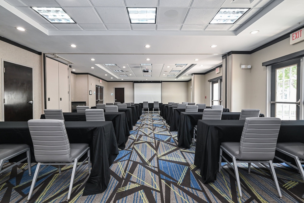 Holiday Inn Express Suites Charlotte Southeast Matthews 42/48