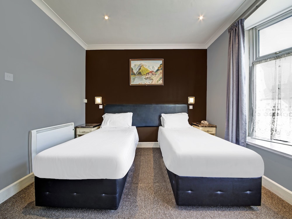 OYO Bostons Manor Hotel, Hanwell London 31/64