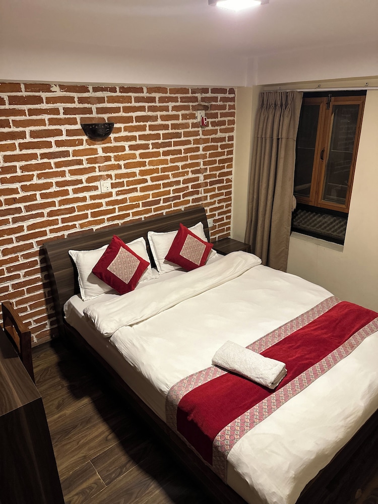 Deluxe, Queen Bed, Valley View