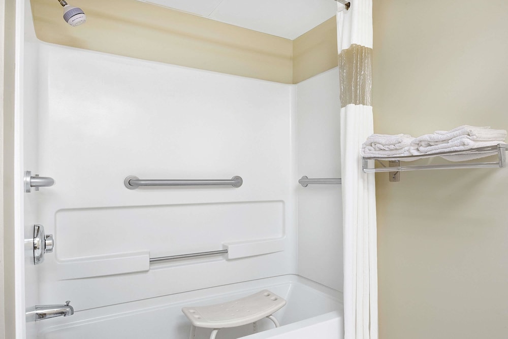 Days Inn By Wyndham Burlington East 9/31