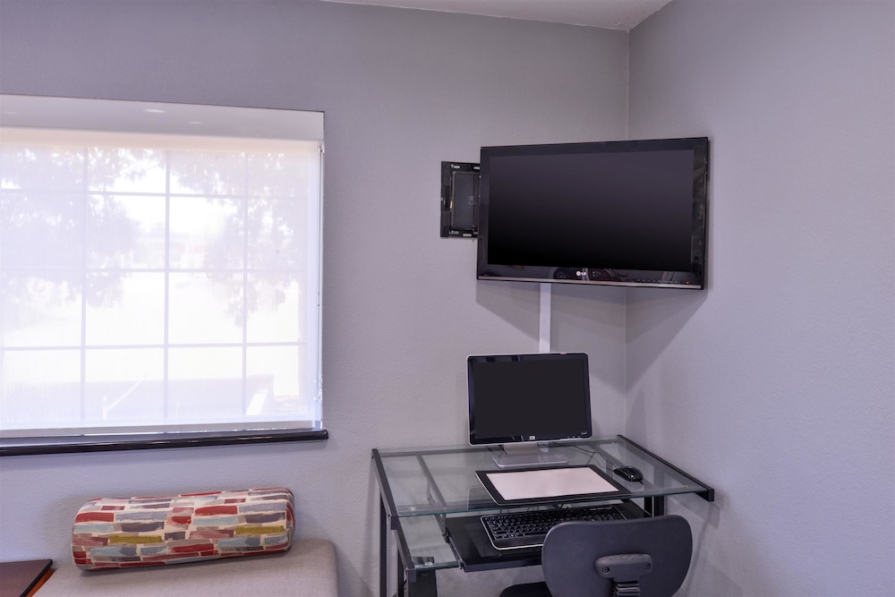 Americas Best Value Inn Batesville 30/33