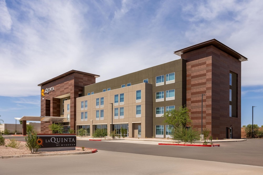 La Quinta Inn & Suites by Wyndham Phoenix near State Farm St 39/48