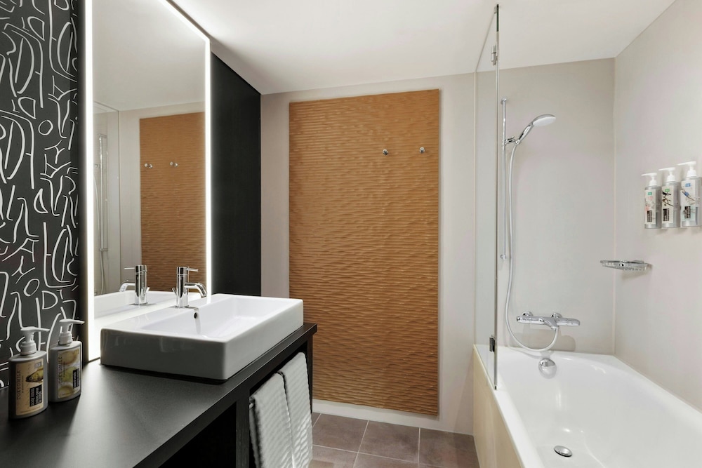 غرفة كلوب بسرير كينج، RENAISSANCE ZURICH TOWER HOTEL 4/5