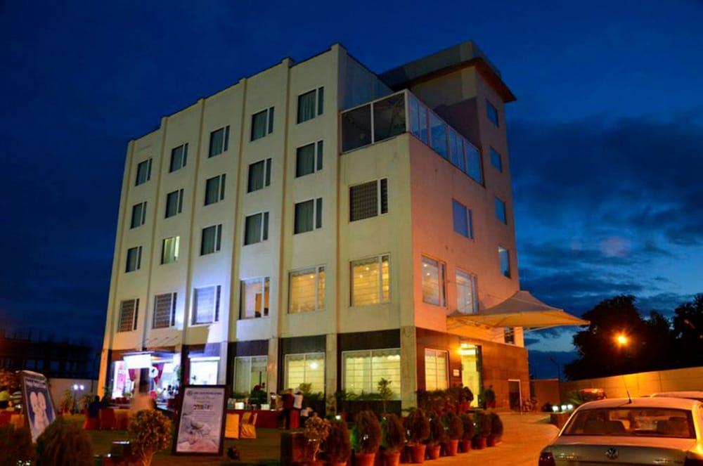 Hotel The Royal Bharti 1/38
