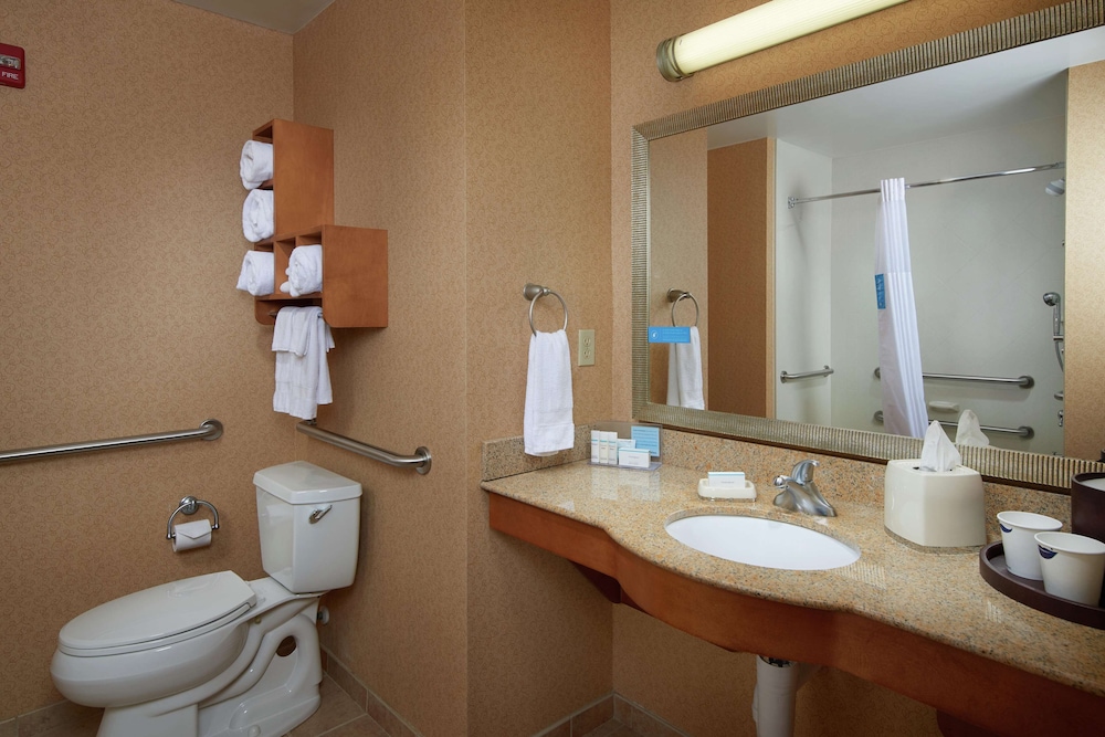 Hampton Inn & Suites Canton 16/54
