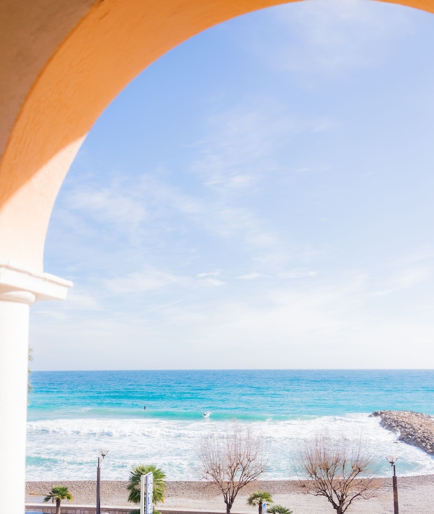 Hôtel Reine D'Azur 38/50