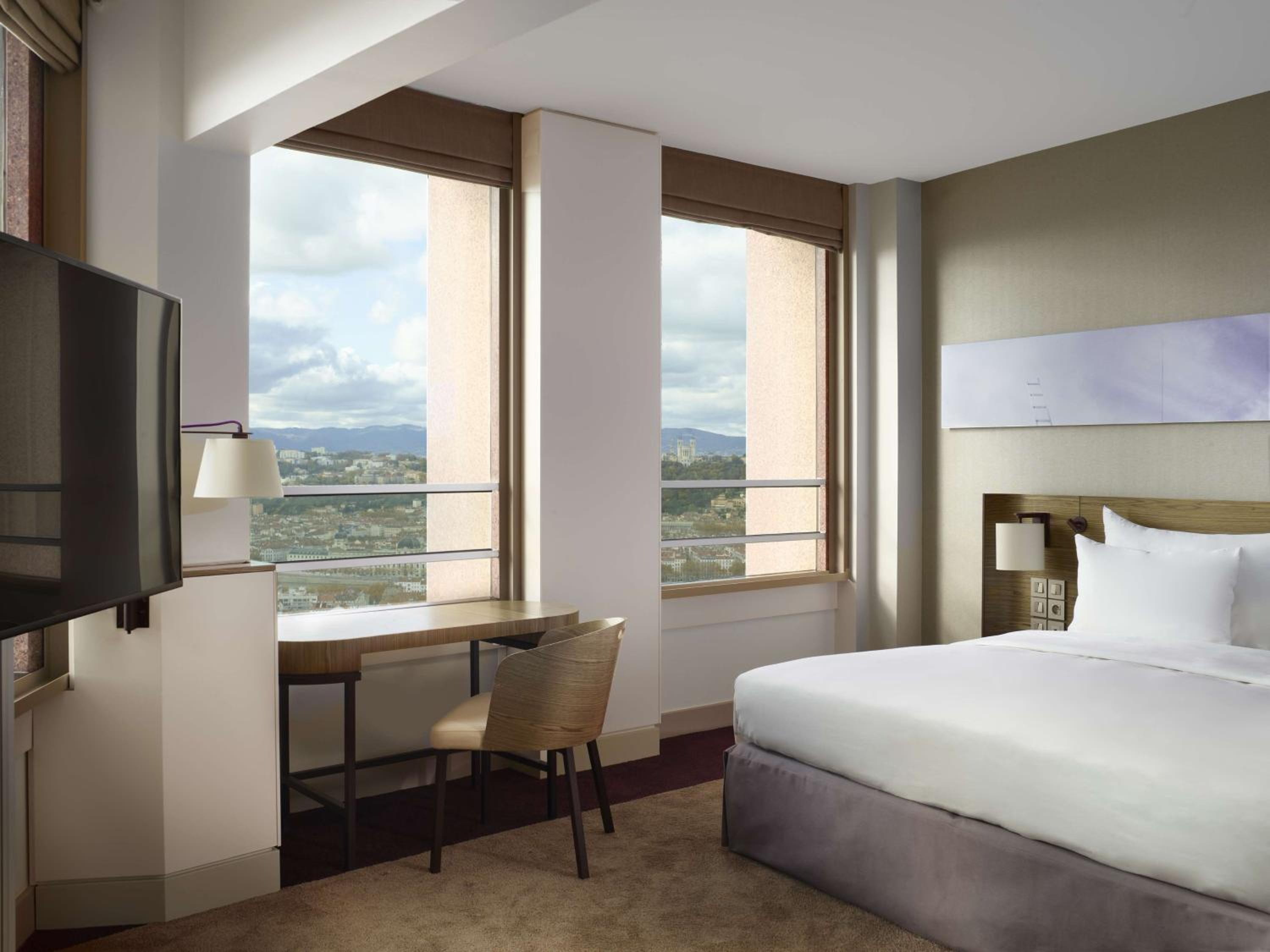 Junior Suite, Queen Bed, Panoramic Old Town View