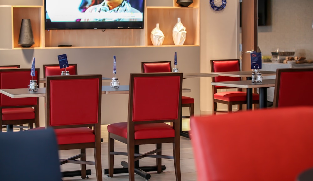 Holiday Inn Express Suites Nashville North Springfield 63/77