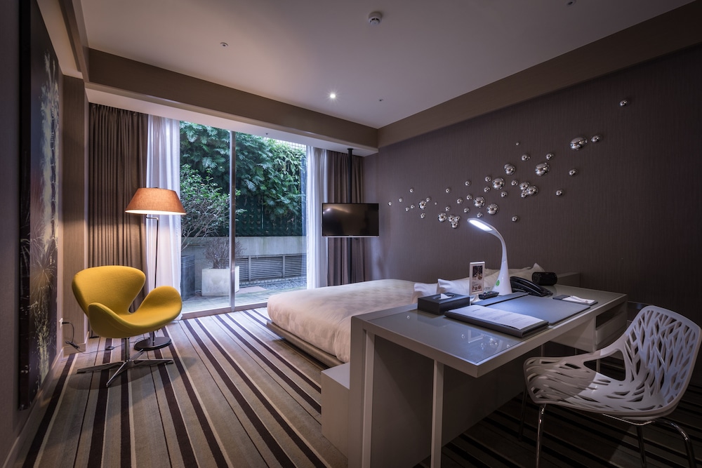 Sparkle Hotel 43/48