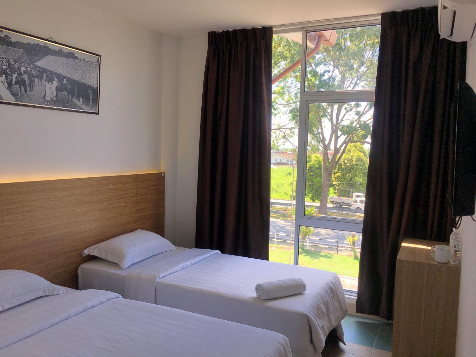 Deluxe, Single, Twin Beds