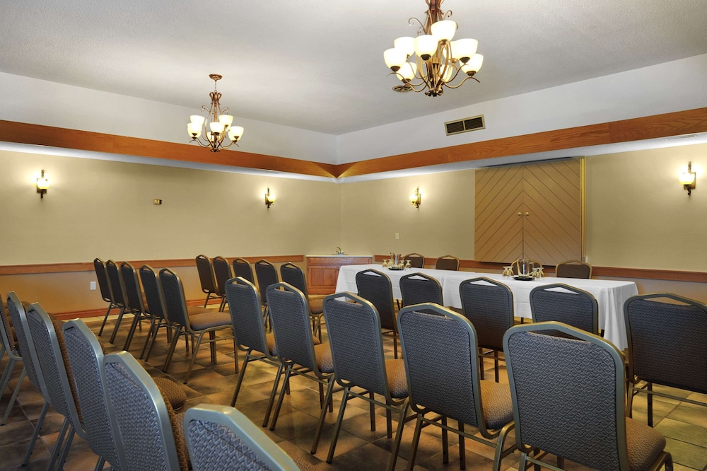 Travelodge By Wyndham Simcoe 40/50