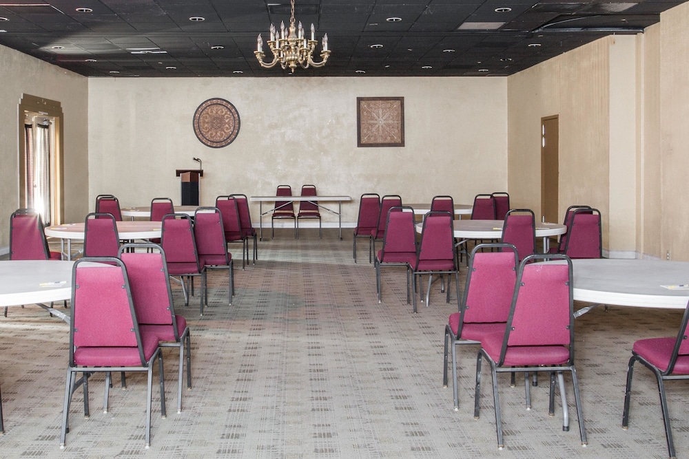 Days Hotel By Wyndham Peoria Glendale Area 18/24