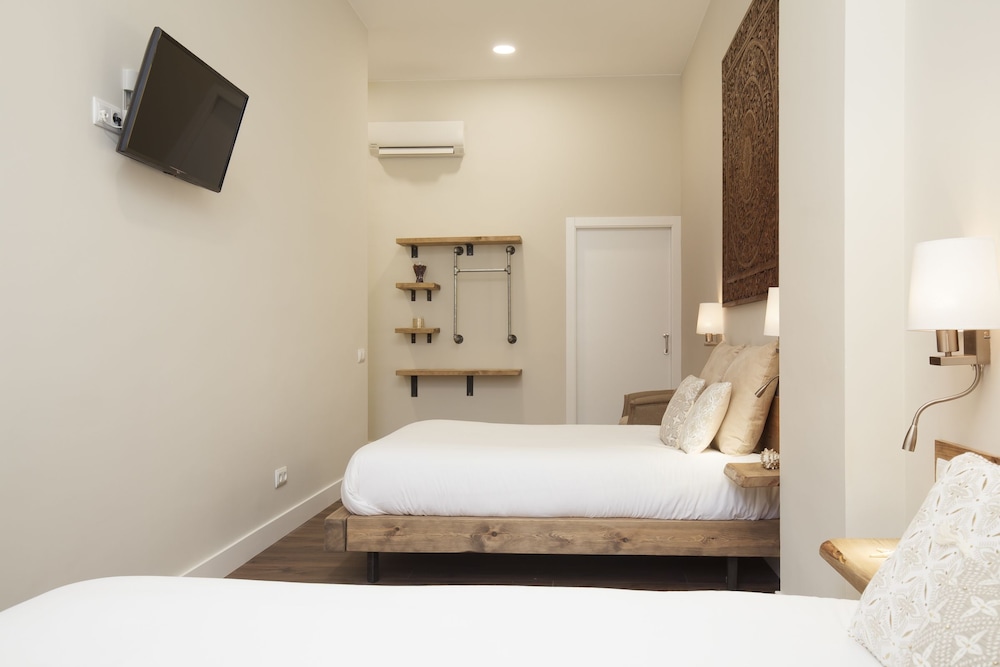HOTEL RADHA 37/39