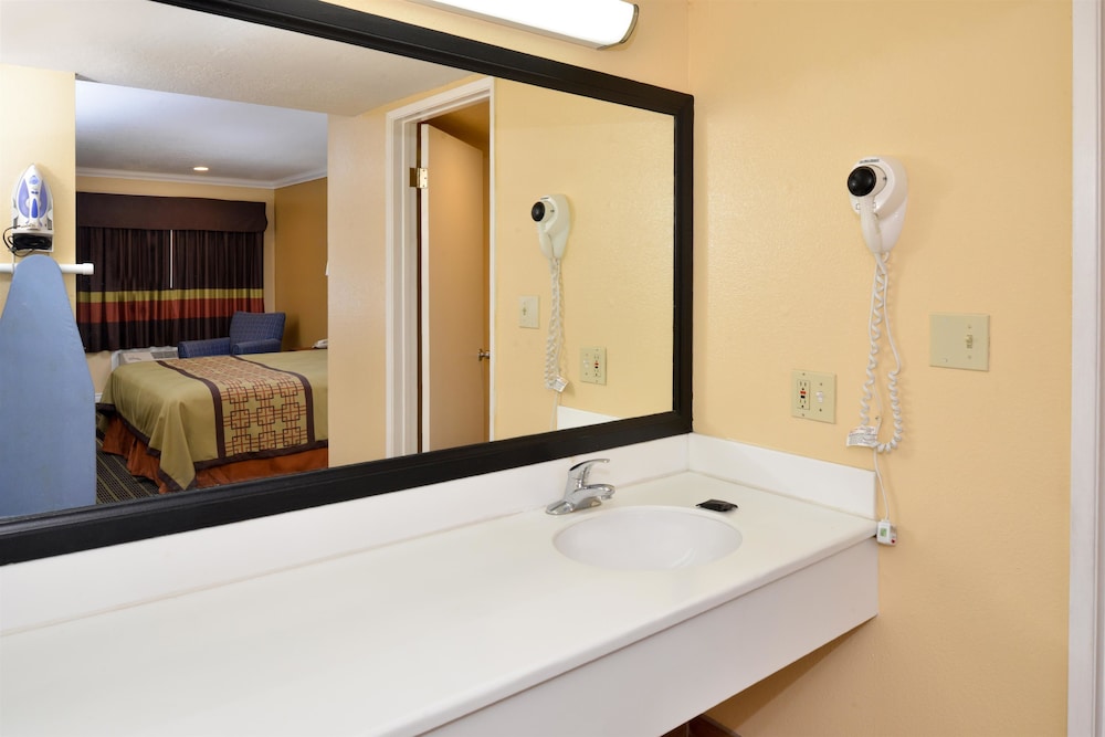 Americas Best Value Inn Azusa Pasadena 8/40