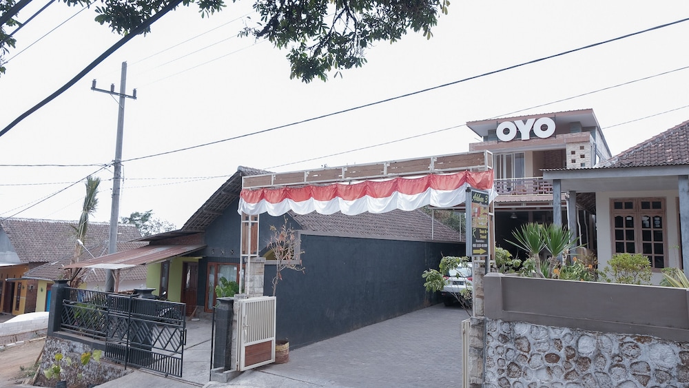 OYO 1692 Villa Akbar 3 6/48