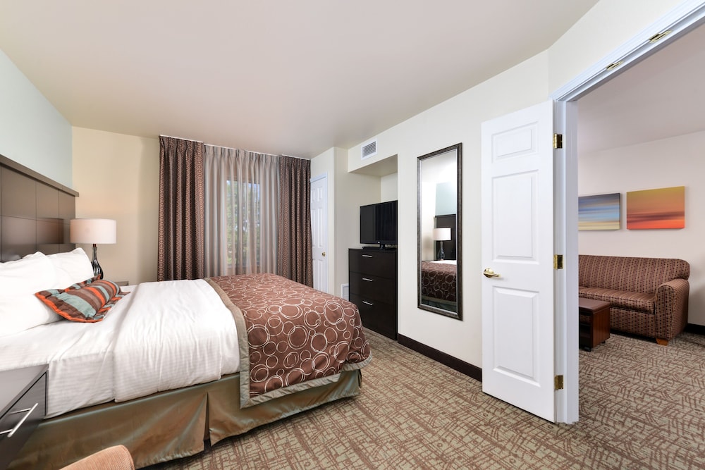 1 BEDROOM, SUITE, KING BED, KITCHEN