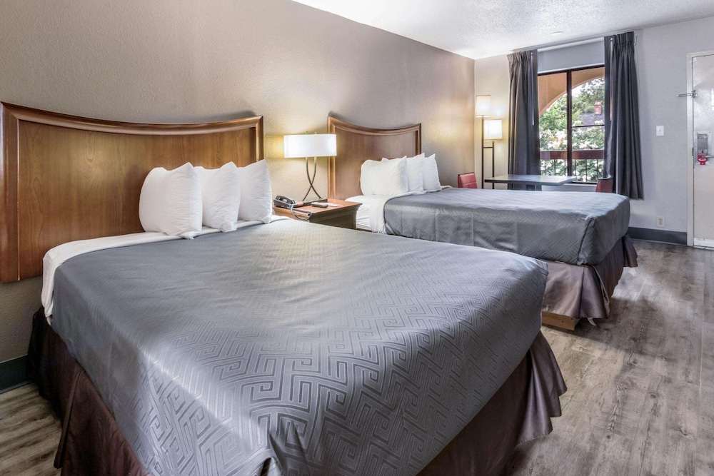 Econo Lodge Gainesville Downtown Area 20/33
