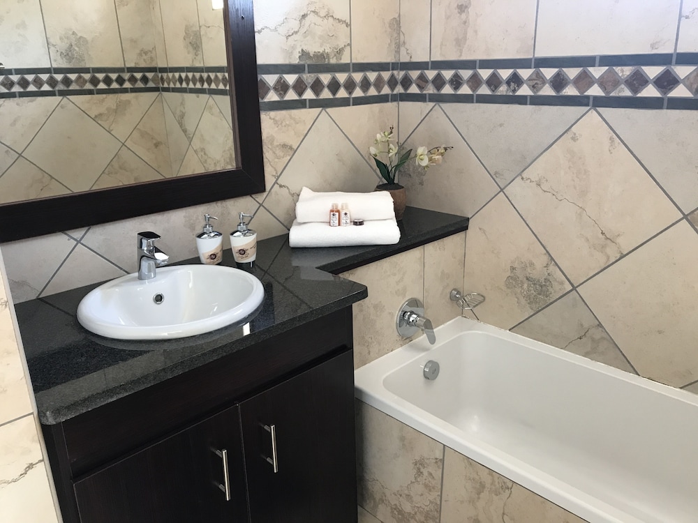Manor Hills Guest Lodge 37/40