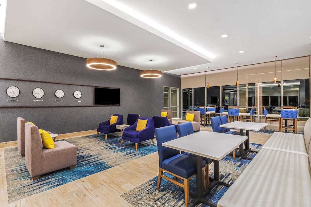 La Quinta Inn & Suites by Wyndham Kansas City Beacon Hill 36/44
