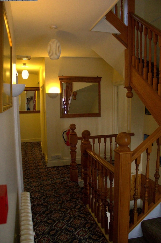 Gatwick Turret Guest House 31/45
