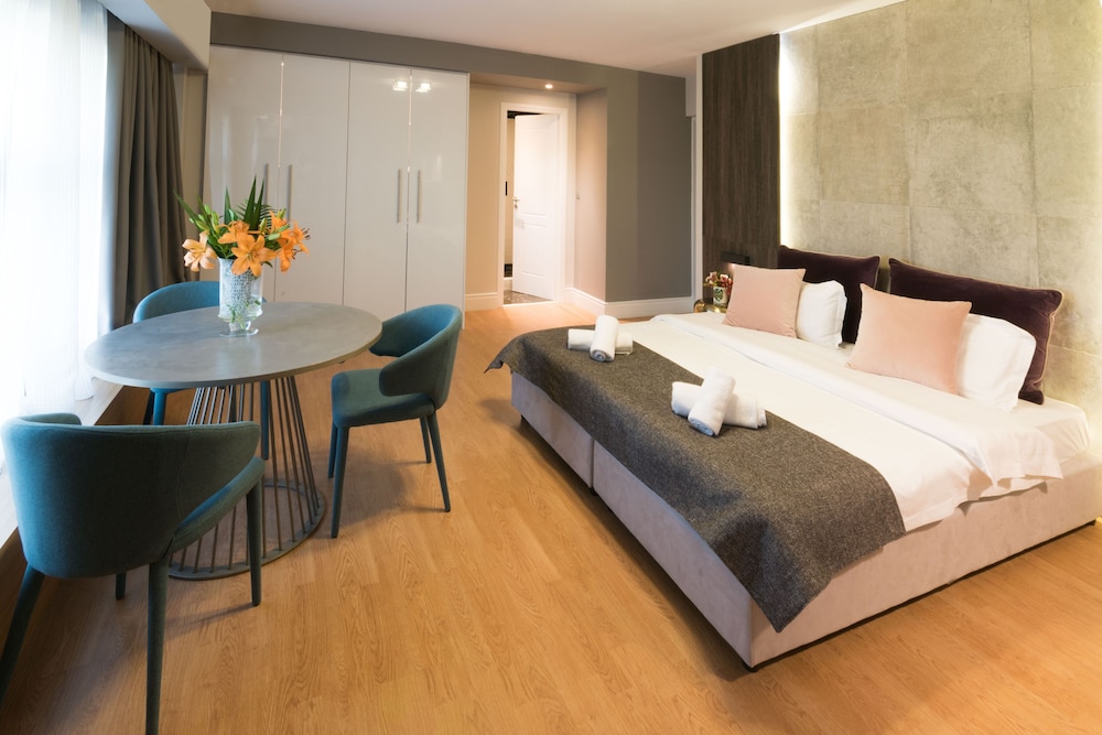 47 Luxury Suites 13/73