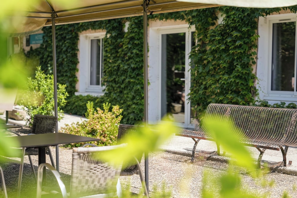 HOSTELLERIE DU CLOS PITE 52/56