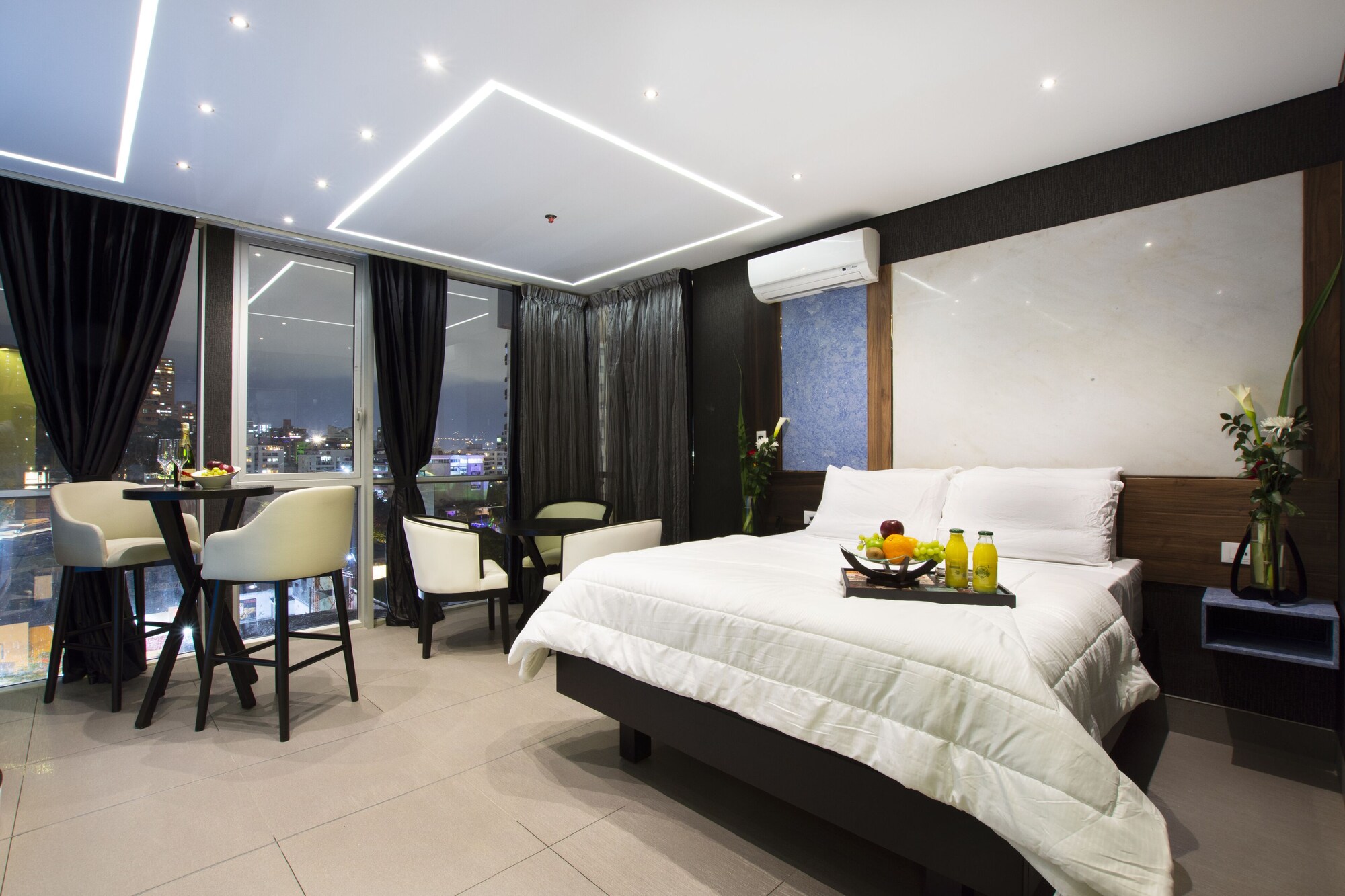 SUITE, JETTED TUB