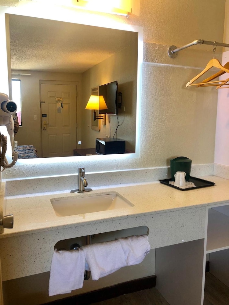 Somatel Nashville Airport Hotel 12/49