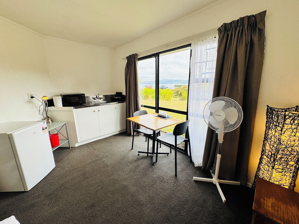 BUDGET, STUDIO, QUEEN BED, LAKE VIEW