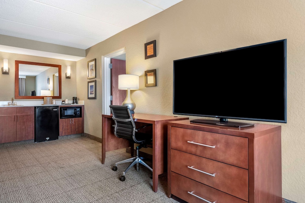 Comfort Inn & Suites Orlando North 20/25