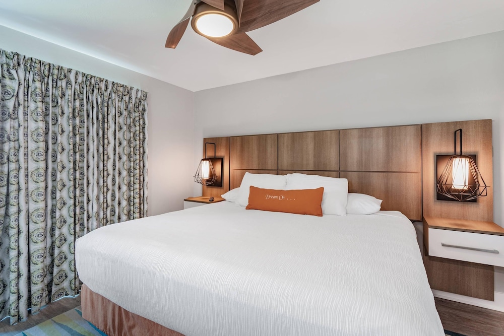 Efficiency, Suite, Queen Bed, Sofa