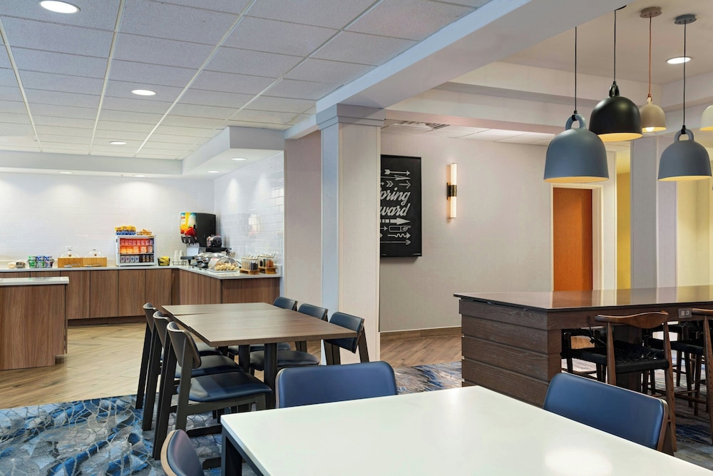 Fairfield Inn Suites By Marriott Edison South Plainfield 37/49