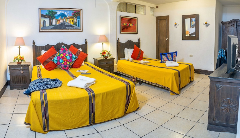 LAS CAMELIAS INN 26/50