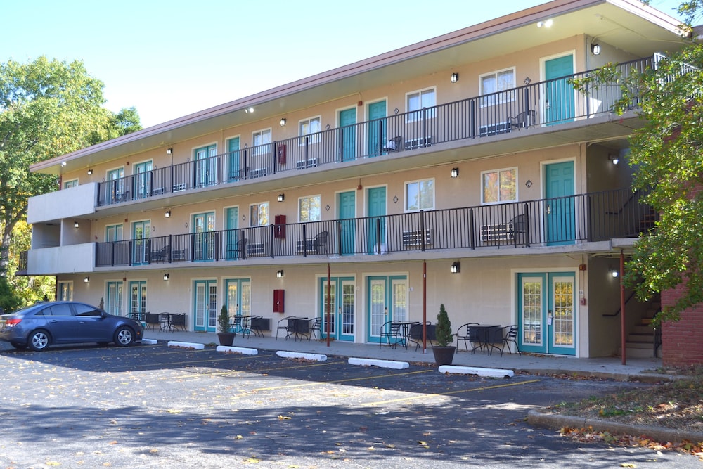 Cascades Inn 4/70